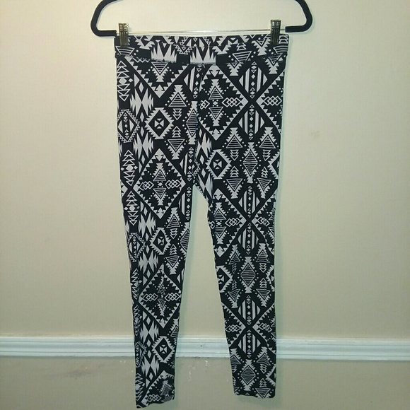 PINK Victoria's Secret Pants - Pink Victoria's Secret black grey Aztec leggings PINK Victoria's Secret Pants - Pink Victoria's Secret black grey Aztec leggings